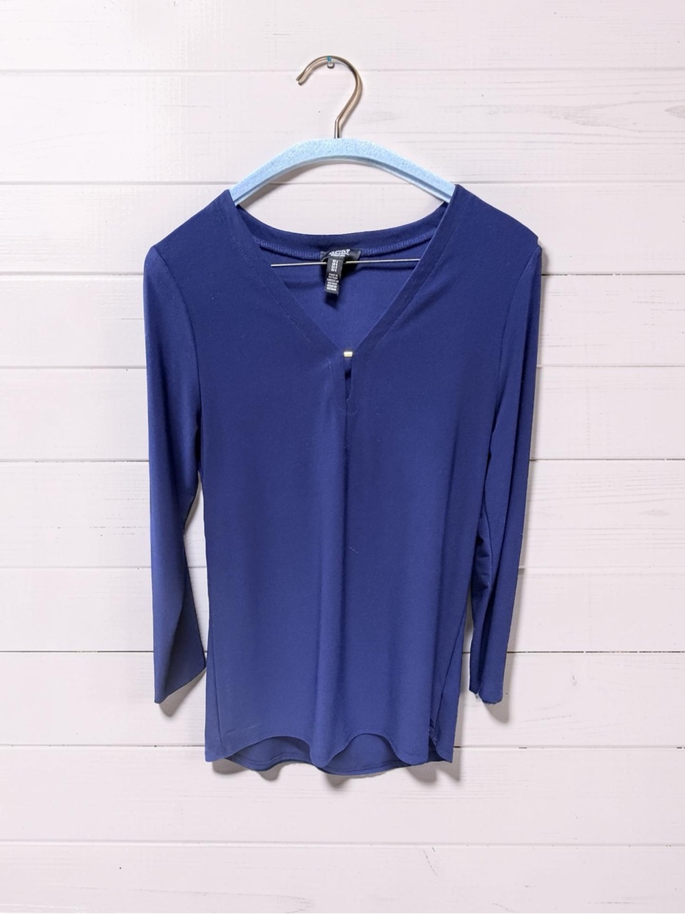 Jones New York Women's Long Sleeve V-Neck Top in Navy